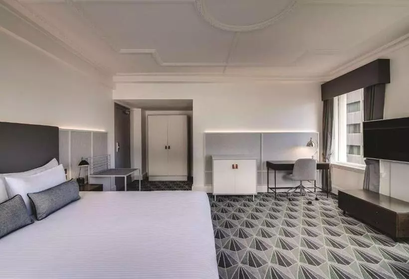キングサイズベッドのスタンダードルーム, The Savoy Hotel On Little Collins Melbourne