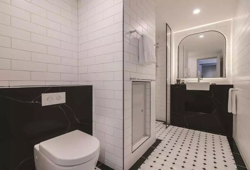 キングサイズベッドのスタンダードルーム, The Savoy Hotel On Little Collins Melbourne