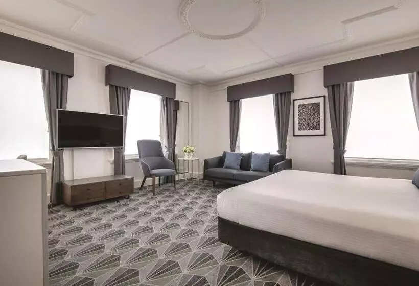 キングサイズベッドのスタンダードルーム, The Savoy Hotel On Little Collins Melbourne