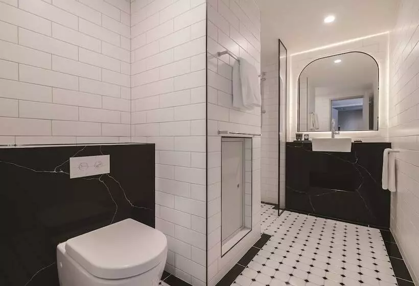 キングサイズベッドのスタンダードルーム, The Savoy Hotel On Little Collins Melbourne