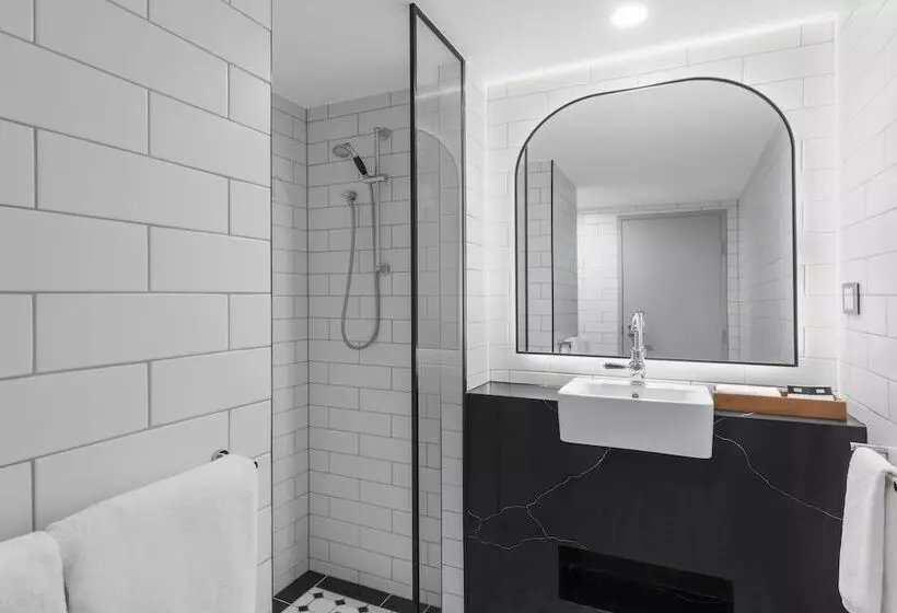 キングサイズベッドのスタンダードルーム, The Savoy Hotel On Little Collins Melbourne
