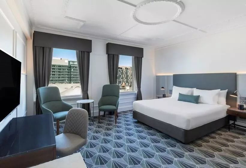 キングサイズベッドのスタンダードルーム, The Savoy Hotel On Little Collins Melbourne