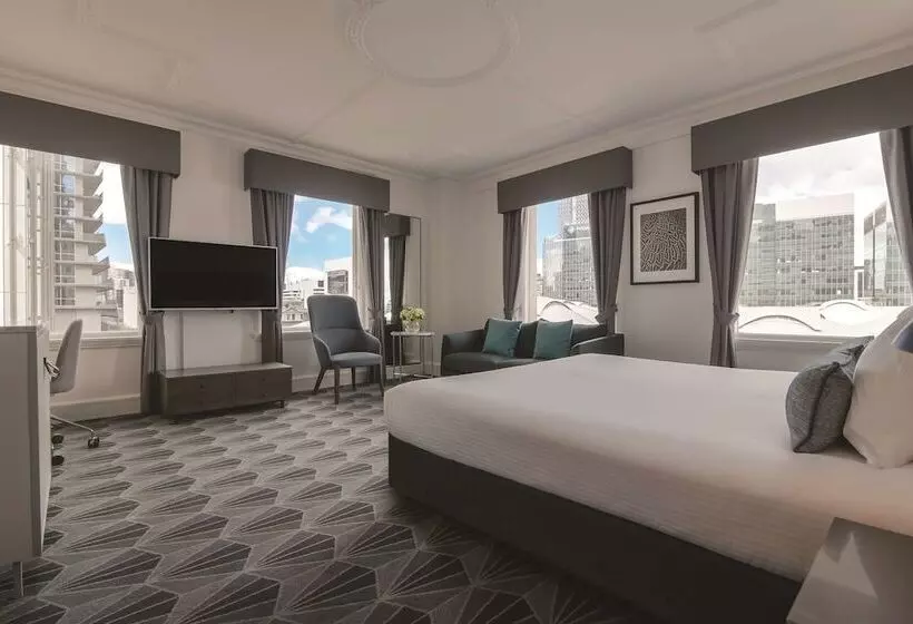 キングサイズベッドのスタンダードルーム, The Savoy Hotel On Little Collins Melbourne