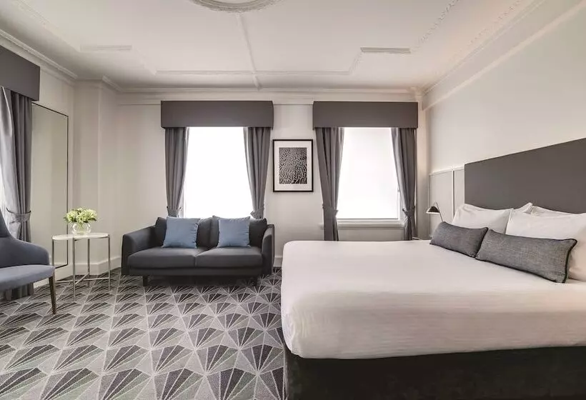 キングサイズベッドのスタンダードルーム, The Savoy Hotel On Little Collins Melbourne