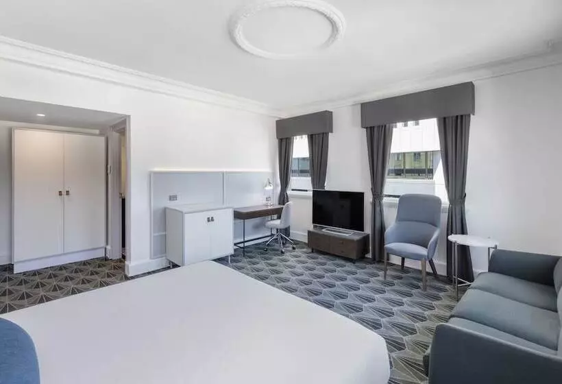 キングサイズベッドのスタンダードルーム, The Savoy Hotel On Little Collins Melbourne