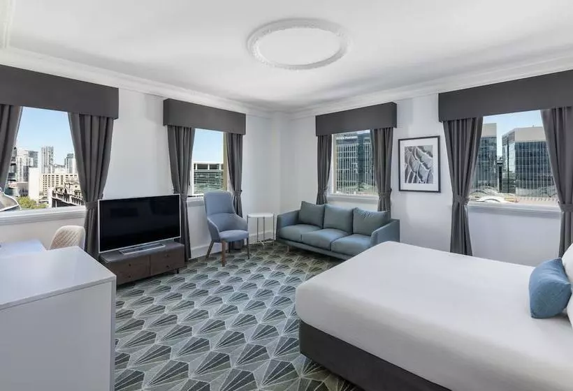 キングサイズベッドのスタンダードルーム, The Savoy Hotel On Little Collins Melbourne
