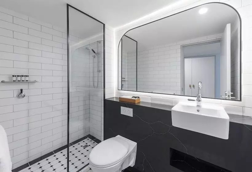 キングサイズベッドのスタンダードルーム, The Savoy Hotel On Little Collins Melbourne