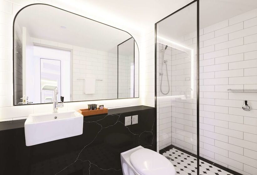 이그제큐티브 룸 킹사이즈 침대, The Savoy Hotel On Little Collins Melbourne