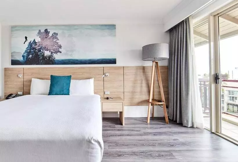 اتاق لوکس با چشم‌انداز استخر, Novotel Cairns Oasis Resort