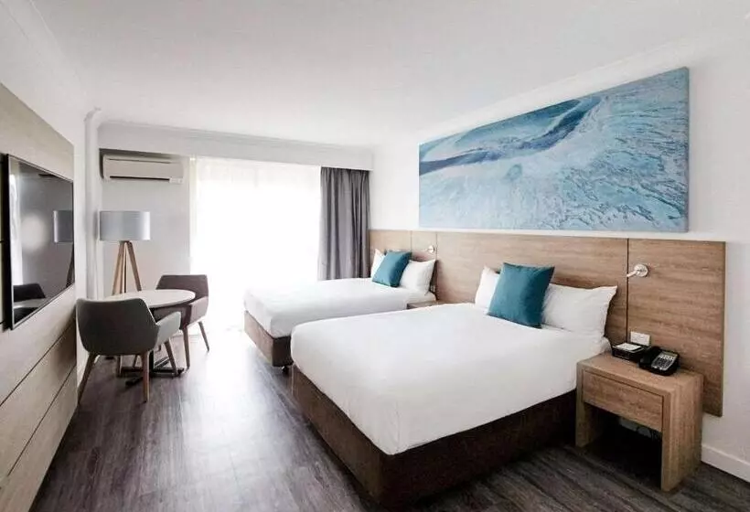 اتاق لوکس با چشم‌انداز استخر, Novotel Cairns Oasis Resort