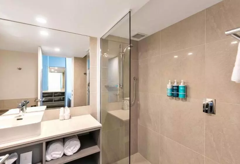 اتاق لوکس با تخت بزرگ, Novotel Cairns Oasis Resort