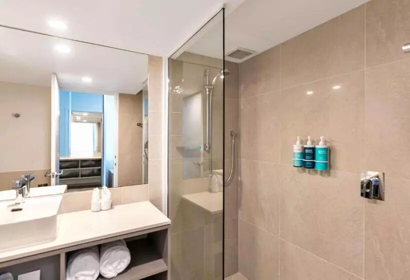 اتاق لوکس با تخت بزرگ, Novotel Cairns Oasis Resort