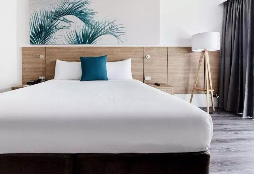 اتاق لوکس با تخت بزرگ, Novotel Cairns Oasis Resort