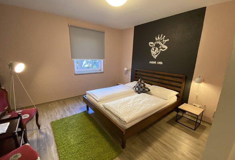 اتاق استاندارد, Mama Muh Self Check In