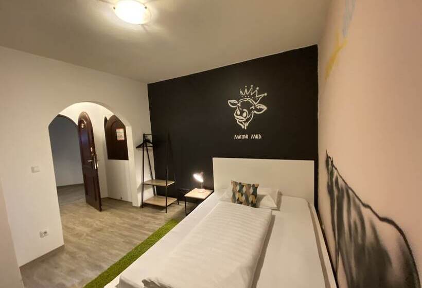 اتاق استاندارد یک نفره, Mama Muh Self Check In