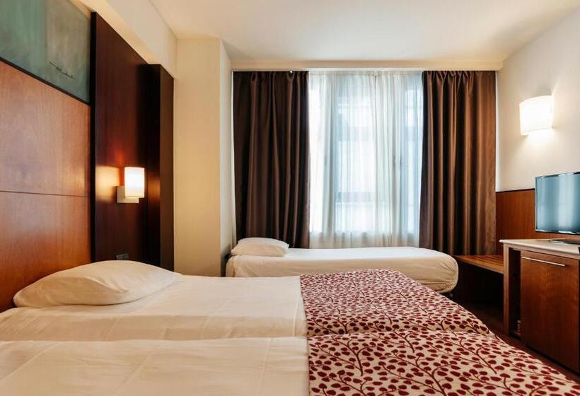 Номер Стандарт Трехместный, Catalonia Brussels