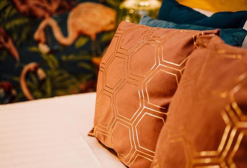 家庭间, The George