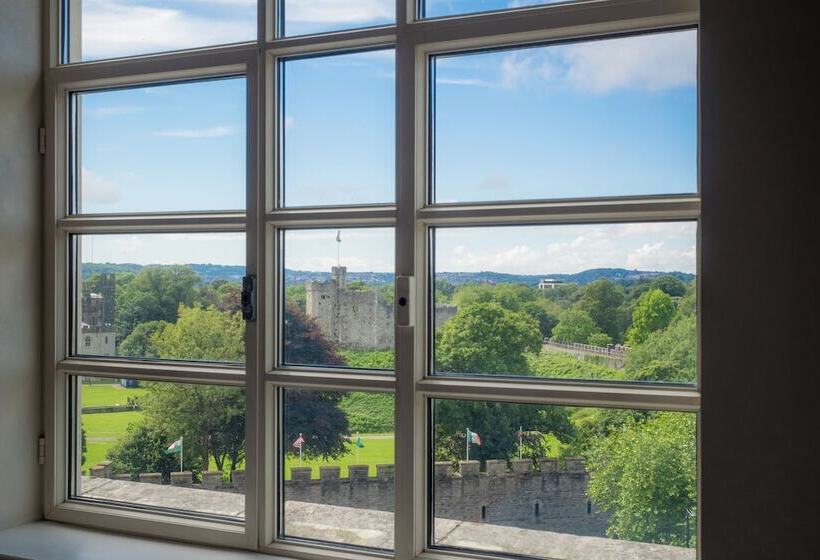 家庭间, Hilton Cardiff