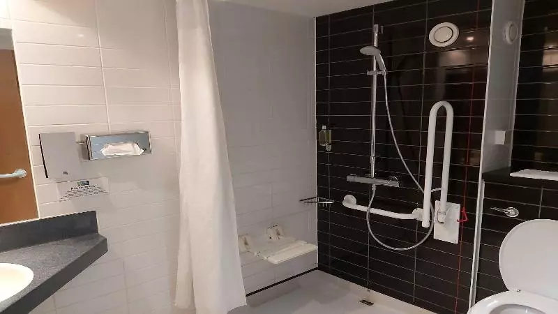 身障者適用スタンダードルーム, Holiday Inn Express Glenrothes, An Ihg