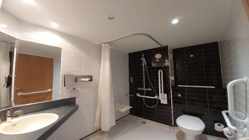 Номер Стандарт Адаптированный для Инвалидов, Holiday Inn Express Glenrothes, An Ihg
