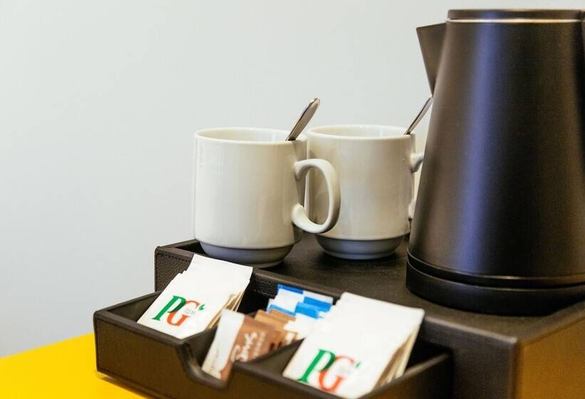 غرفة قياسية فردية, Oliver Plaza