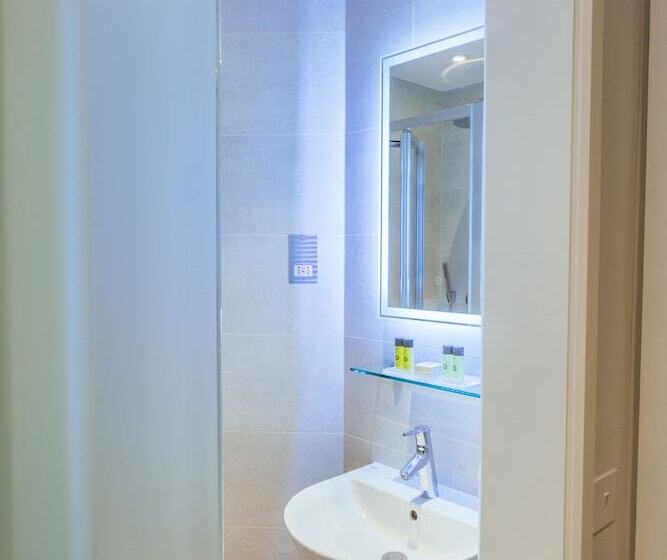 غرفة قياسية فردية, Oliver Plaza