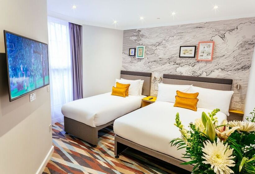 חדר סטנדרט לשלושה, Oliver Plaza