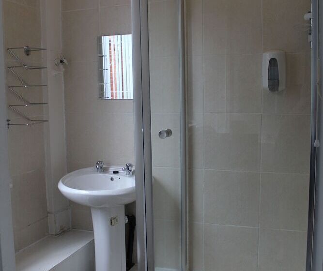 غرفة قياسية, The Mitre