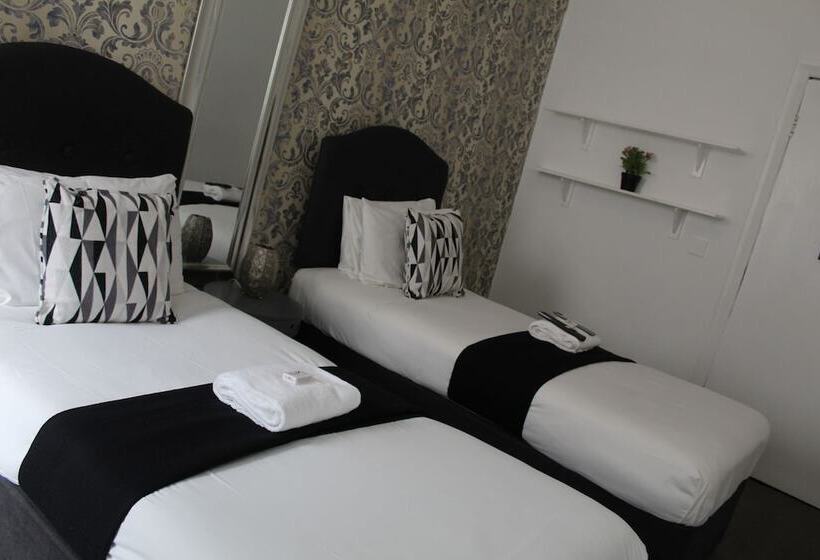 غرفة قياسية, The Mitre