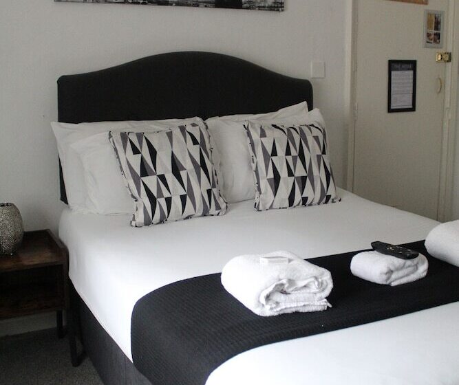 غرفة قياسية حمام مشترك, The Mitre