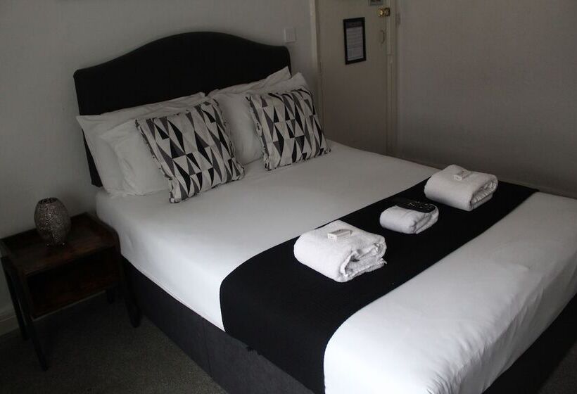 غرفة قياسية حمام مشترك, The Mitre