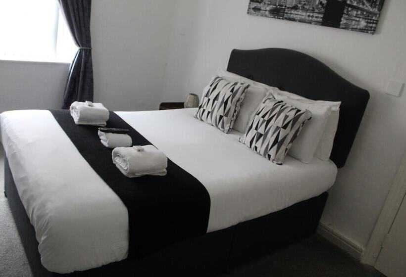 غرفة قياسية حمام مشترك, The Mitre