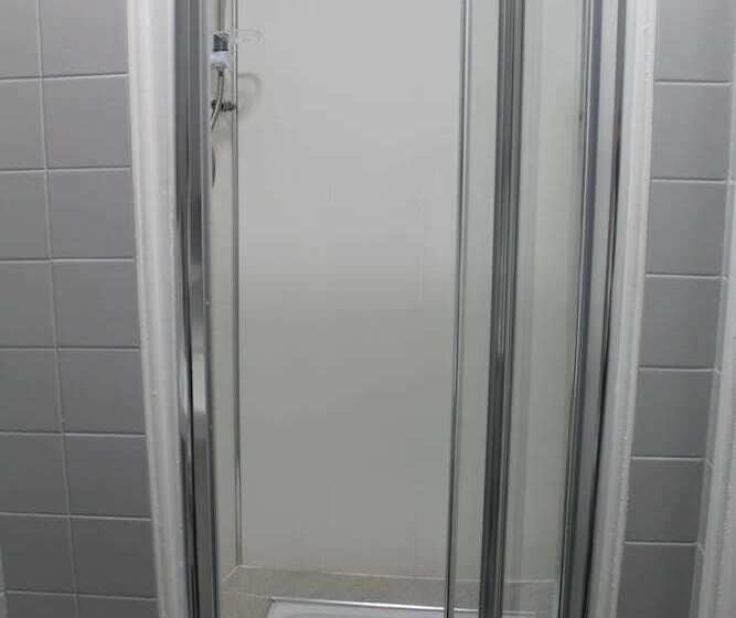 غرفة قياسية فردية, The Mitre