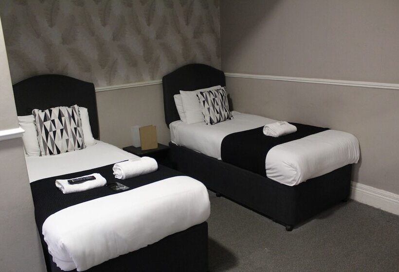 غرفة قياسية ثلاثية, The Mitre