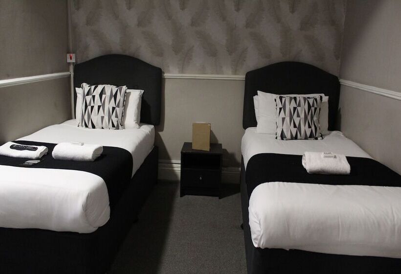 غرفة قياسية ثلاثية, The Mitre