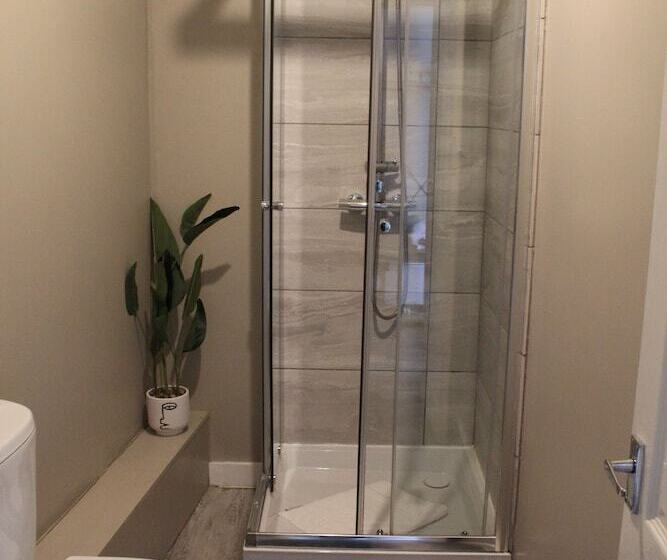 غرفة أساسية عائلية, The Mitre