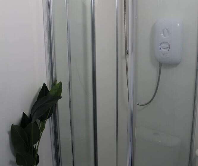 غرفة أساسية عائلية, The Mitre