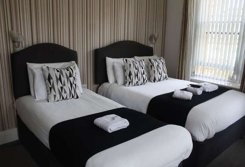 غرفة أساسية عائلية, The Mitre