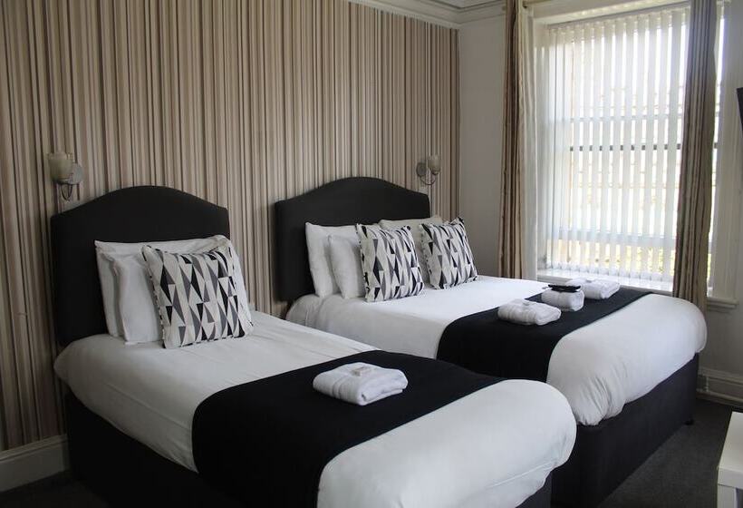 غرفة أساسية عائلية, The Mitre