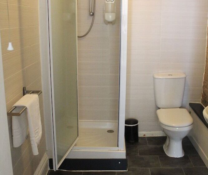 غرفة عائلية, The Mitre