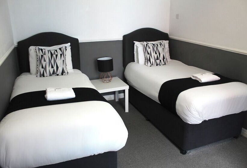 غرفة عائلية, The Mitre