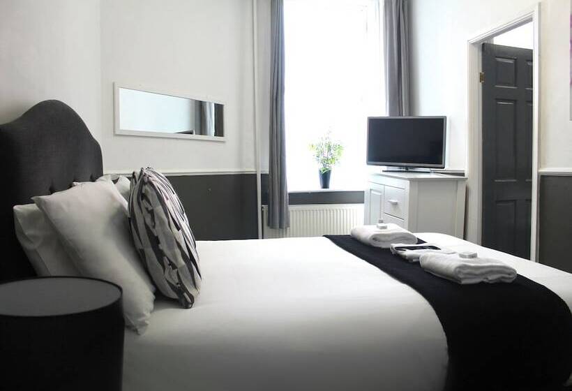 غرفة عائلية, The Mitre