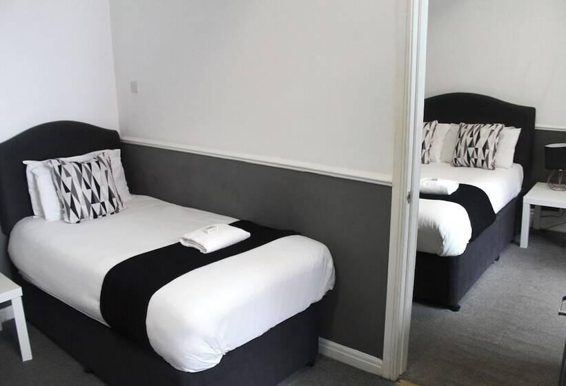 غرفة عائلية, The Mitre