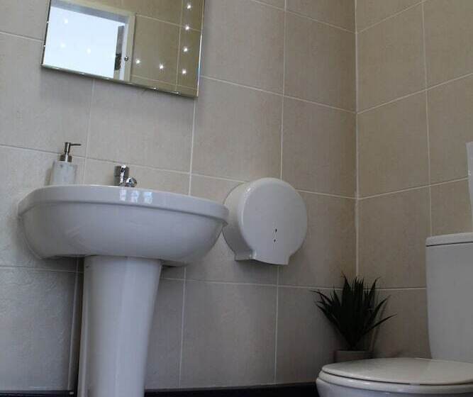 غرفة تنفيذية, The Mitre