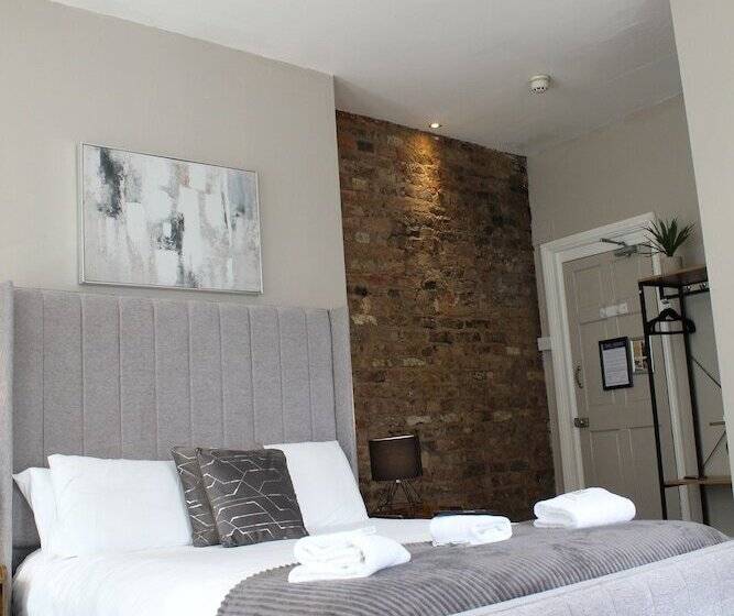 غرفة تنفيذية, The Mitre