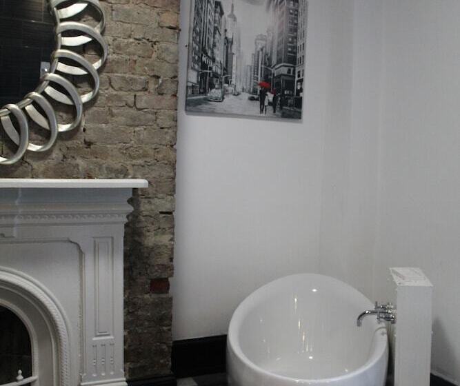 غرفة ديلوكس, The Mitre