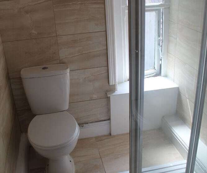 غرفة قياسية ثلاثية حمام مشترك, The Mitre