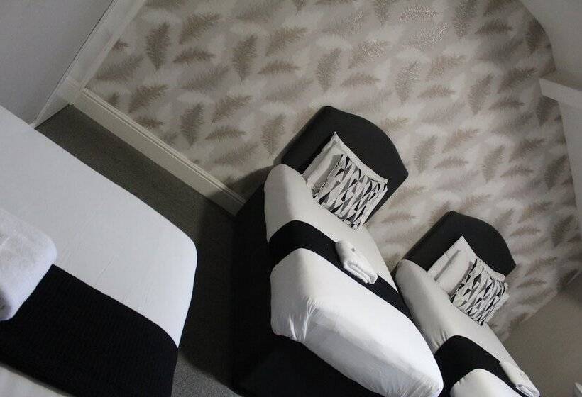 غرفة قياسية ثلاثية حمام مشترك, The Mitre