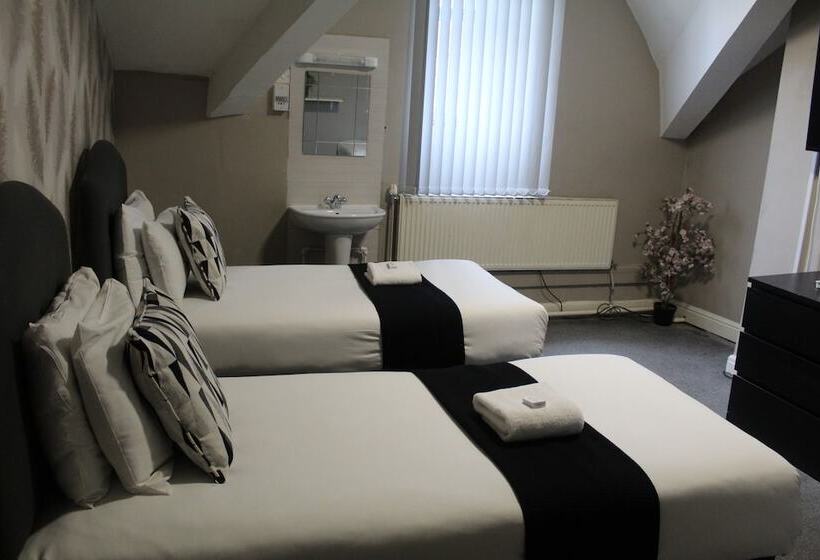 غرفة قياسية ثلاثية حمام مشترك, The Mitre