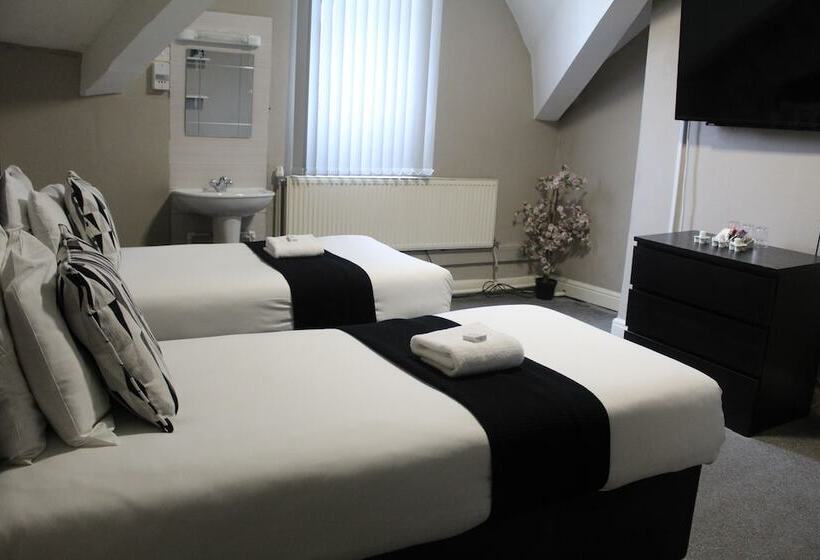 غرفة قياسية ثلاثية حمام مشترك, The Mitre